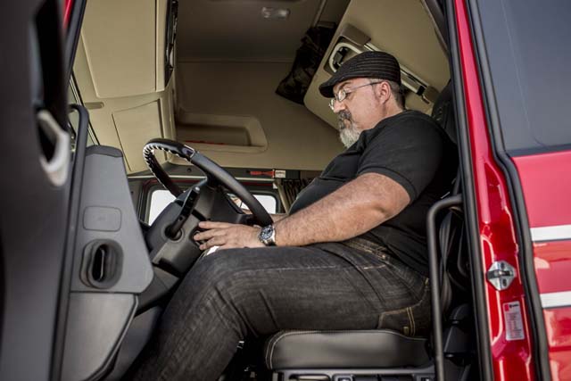 Resulta simple encontrar la posición idónea al volante de este Scania.